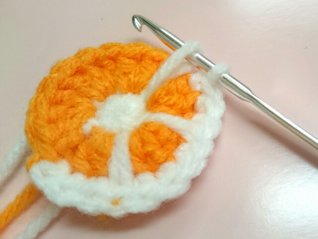 ミニサイズのオレンジ アクリルたわし 編み方メモ のんびりてづくり